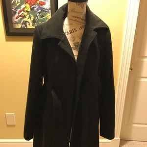 Maternity coat buttons and front tie.